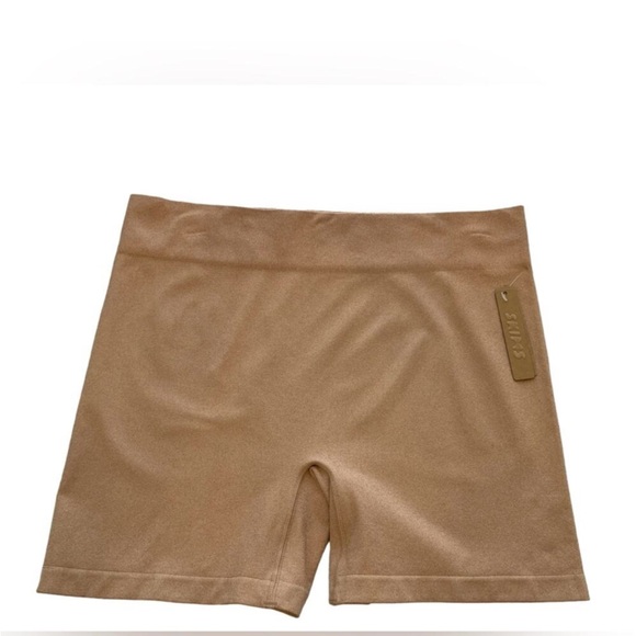 SKIMS SOFT SMOOTHING SEAMLESS LUREX SHORT - Picture 2 of 3